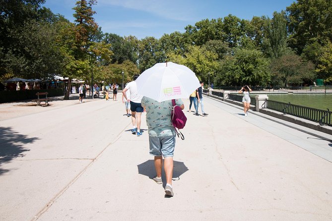 Madrid: El Retiro Park Guided Tour and Tapas - Tapas tasting in Madrid: timing matters more than you think