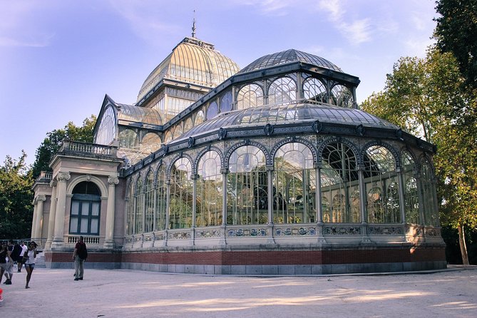 Madrid: El Retiro Park Guided Tour and Tapas - Retiro Park with a guide: what 15,000 trees add up to