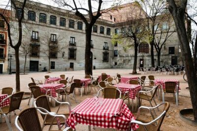 Madrid Local's Wine and Tapas Lunch Tour with a side of History - Start at Plaza de Isabel II: Croquetas and Your First Wine Sip