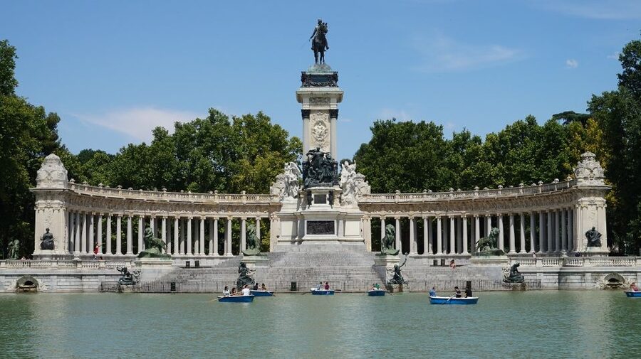 Madrid: Retiro Park Guided Tour and Tapas Tasting - How the pacing feels on the ground