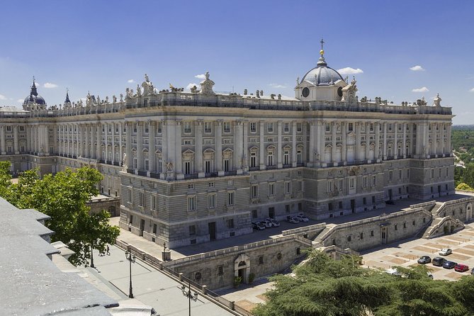 Madrid: Royal Palace Expert Guided Tour with Optional Tapas - What makes the guide part genuinely valuable