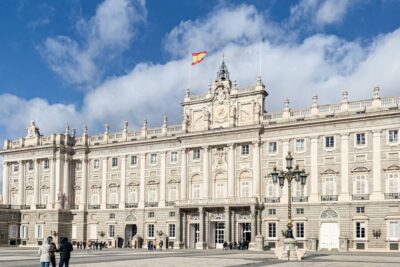Madrid: Royal Palace Tour, Flamenco Show, & Tapas with Drink - Inside the Palacio Real: what the guide helps you notice