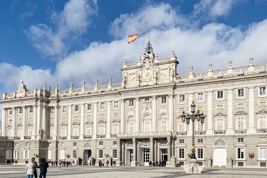 Madrid: Royal Palace Tour, Flamenco Show, & Tapas with Drink - Inside the Palacio Real: what the guide helps you notice