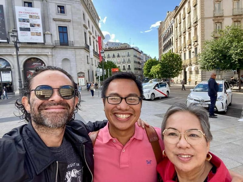 Madrid: Small Group Tour with Tapas & Drinks - Walking Madrid like you have a local friend