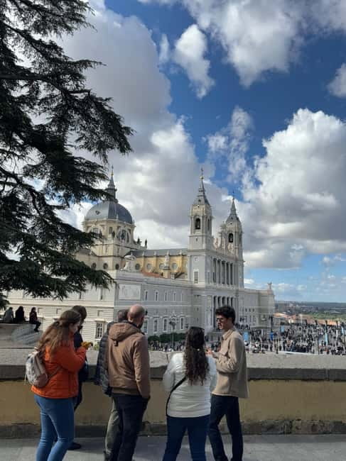 Madrid: Small Group Tour with Tapas & Drinks - Meeting at Lope de Vega’s House-Museum on Calle de Cervantes