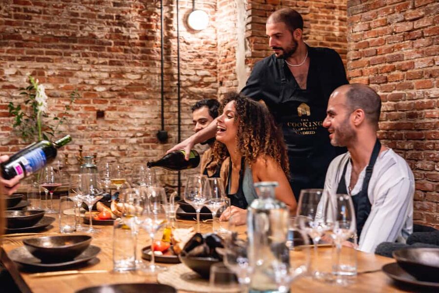 Madrid: Tapas Cooking Class with bottomless Wine Pairing - Hands-on cooking: 5 tapas made in pairs