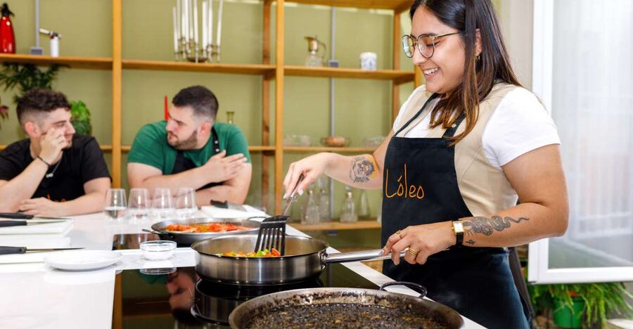 Madrid: Tapas & Paella Cooking Class with Expert Chef - Meeting Lola at Lóleo: the cozy start in central Madrid