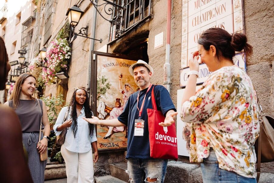 Madrid: Tapas, Taverns & History Tour - Puerta del Sol: The Icon With Living Energy