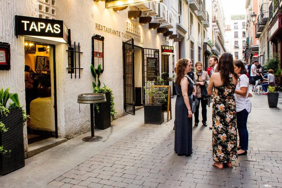 Madrid: Tapas & Wine Tasting Tour with Local Guide - El Madrid de los Austrias: Old Streets, One More Big Finish