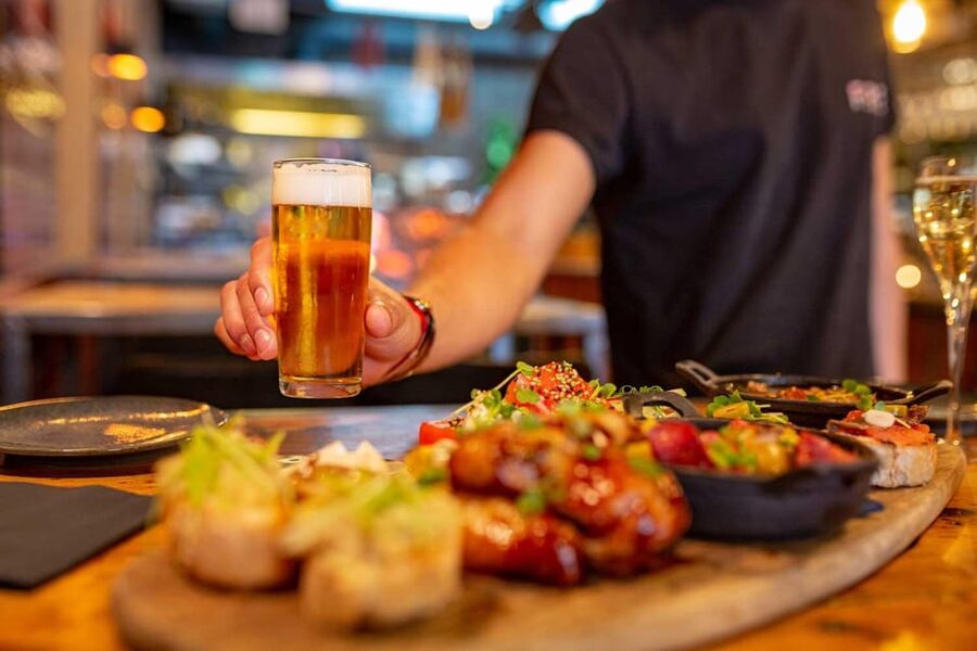 Madrid: Tapas & Wine Tour with Visit to a Rooftop - How the guide turns bar stops into a story you can use