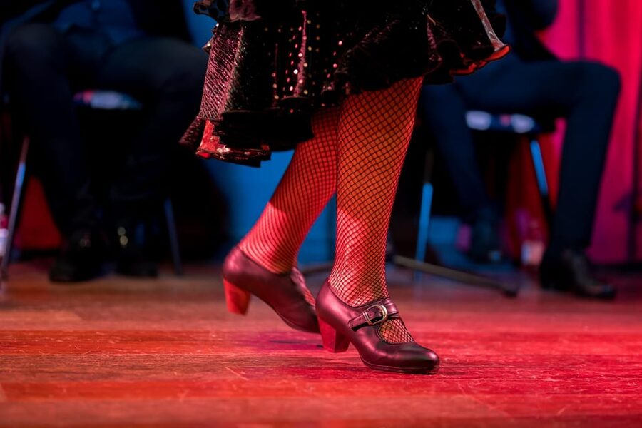 Málaga: Flamenco Course 4pm + 1-Hour Show, 3 Tapas and Drink - Inside the tablao: what the show is like up close