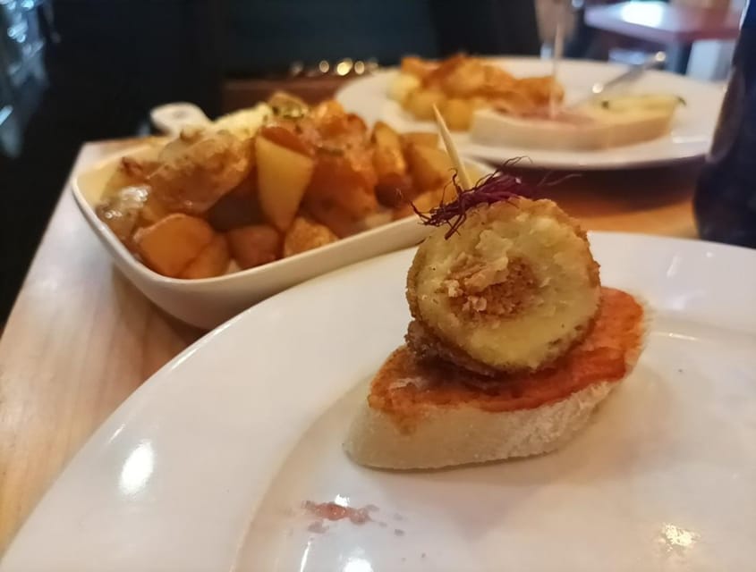 Malaga: Food Tour with Local Guide, Tapas, and Drinks - The guide factor: fun stories and ordering help