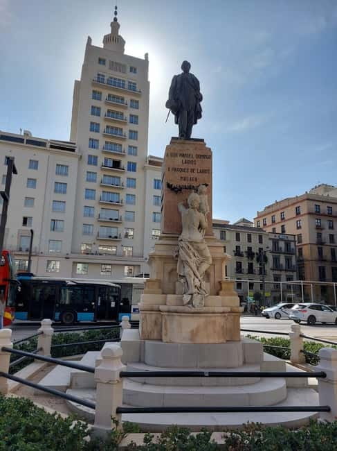 Málaga: Highlights Walking Tour with Drinks and Tapas - Key things to know before you go