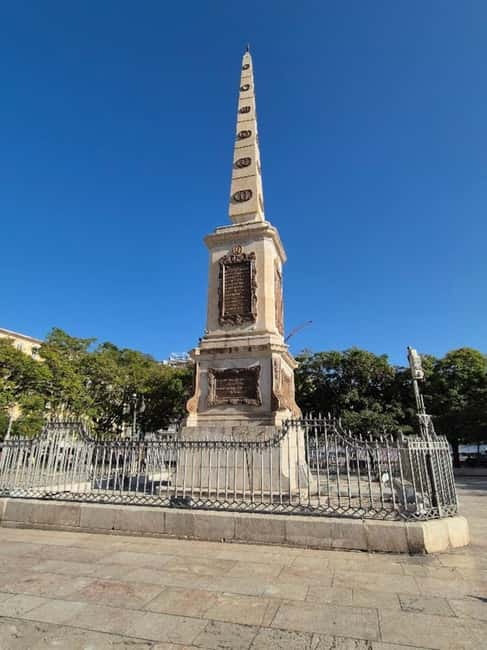 Málaga: Highlights Walking Tour with Drinks and Tapas - Cathedral and Episcopal square to Calle Marqués de Larios finish