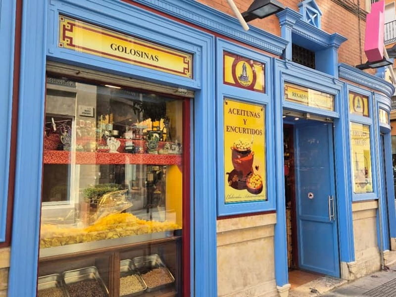 Málaga: Highlights Walking Tour with Drinks and Tapas - Where to meet near the cruise shuttle and find your guide fast