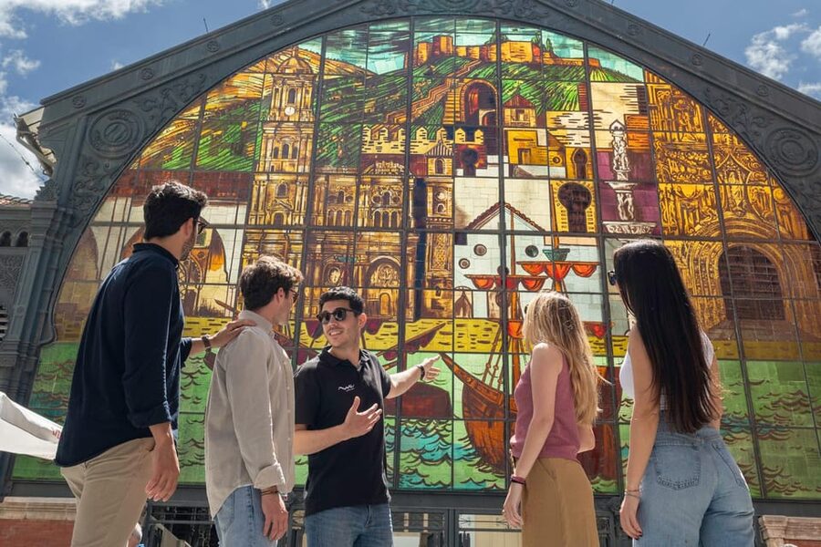 Málaga: Tapas, Wine & Rooftops Private Tour - The first stop: warming up in a classic wine tavern