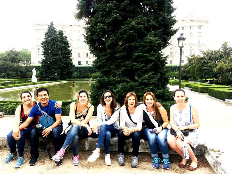 Mysteries & Tapas Tour in Madrid + Pub Crawl - Meeting at Puerta del Sol: finding your bear-guide fast