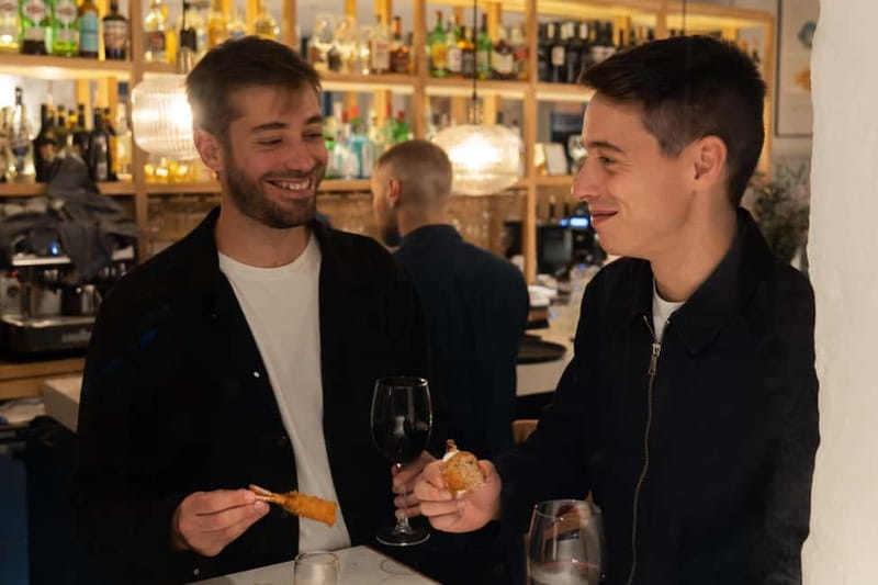 Palma de Mallorca: Gourmet Tapas and Wine Tour - Stop 3: the short walk through old streets (Plaça Major and Plaça de la Reina)