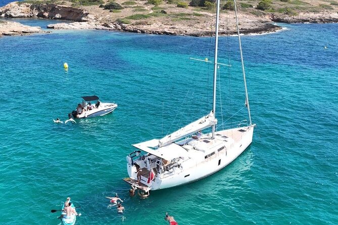 Palma de Mallorrca: Sailing tour with drinks, tapas & snorkeling. - The First Moment: Welcome Drink and Safety On Board
