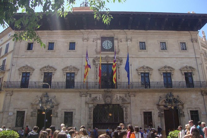 Palma old town tour with Wine & Tapas Tastings - Plaza España: a natural anchor for the endgame