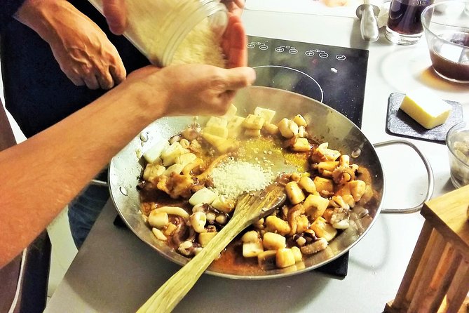 Private Paella class, Tapas, full menu and Sangria workshop - Plaça Reial: your cooking class starts in the right place