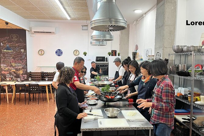 Seafood paella cooking class, tapas and visit to Ruzafa market. - The sangria-and-tapas warm-up: more than a drinking break