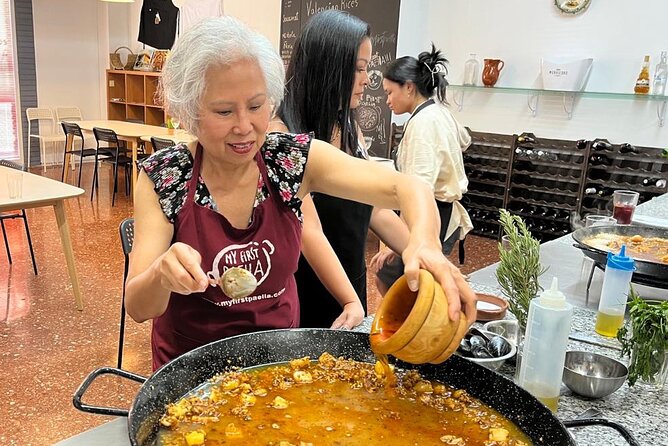 Seafood paella cooking class, tapas and visit to Ruzafa market. - Who runs your cooking class: the chef team matters