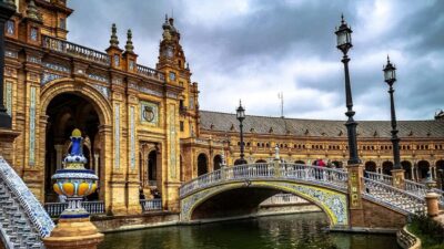 Seville Essentials: Landmarks & Tapas (2.5h + 1.5h) - Santa Cruz and the old Jewish Quarter: legends you can walk with