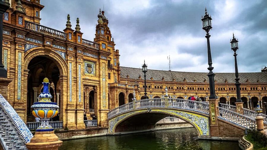 Seville Essentials: Landmarks & Tapas (2.5h + 1.5h) - Santa Cruz and the old Jewish Quarter: legends you can walk with