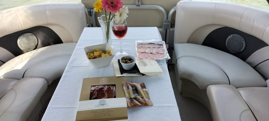 Seville: Exclusive River Boat Tour with Tapas - La Cartuja and the 1992 Universal Expo area: where the cruise starts