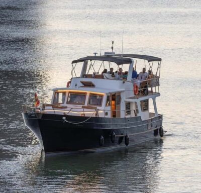 Seville: Flamenco life music Yacht Cruise, Tapas & Drinks - Entering the Boat: Small Group Comfort and Staff You’ll Notice