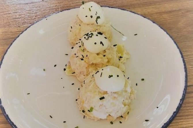Seville Food Tour: Tapas, Drinks and Delights with a Local - Stop 1 in the Old Town: Casco Antiguo First Bites and Easy Conversation