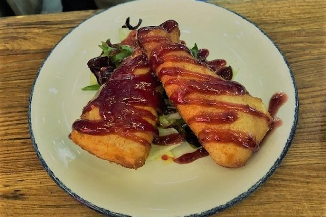 Seville Food Tour: Tapas, Drinks and Delights with a Local - Stop 2 by the Cathedral: Montadito de Pringá and the Giralda Area