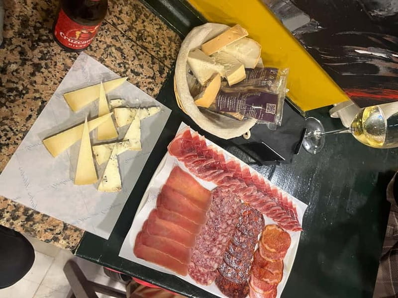 Seville: Secret Food Tour with Tapas and Drinks - Triana Market: 1.5 hours that sets your taste buds up