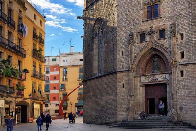 Small Group Barcelona Walking Tour, Flamenco Show & Tapas Dinner - Where the evening starts: Plaza Catalunya and the Barri Gòtic route