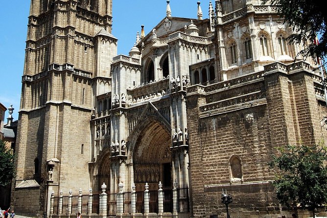 Toledo Tour with Tapas, Wine Tasting and Optional 3 Monuments - Guided walk through the Casco Histórico: Toledo’s “many faiths” story