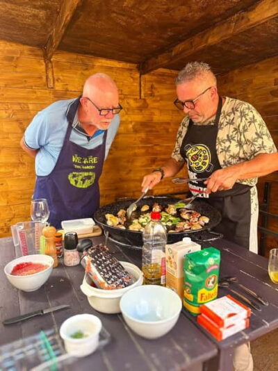 Valencia: Paella Cooking Class with Tapas and Drinks - Tapas, unlimited drinks, and that home-host feel