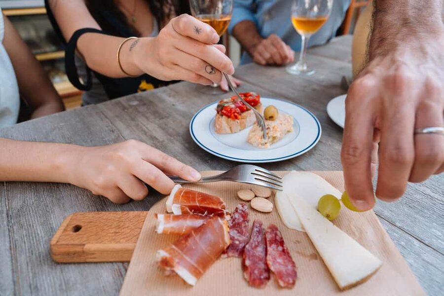 Valencia: Tapas and Drinks Evening Tour - Timing, rain, and comfort: what to do so the night stays pleasant