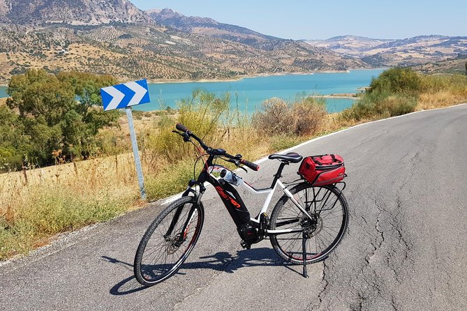 Wine, Tapas & Lake Zahara by e-bike incl Ronda pickup (full day) - Guide support: what good hosting looks like