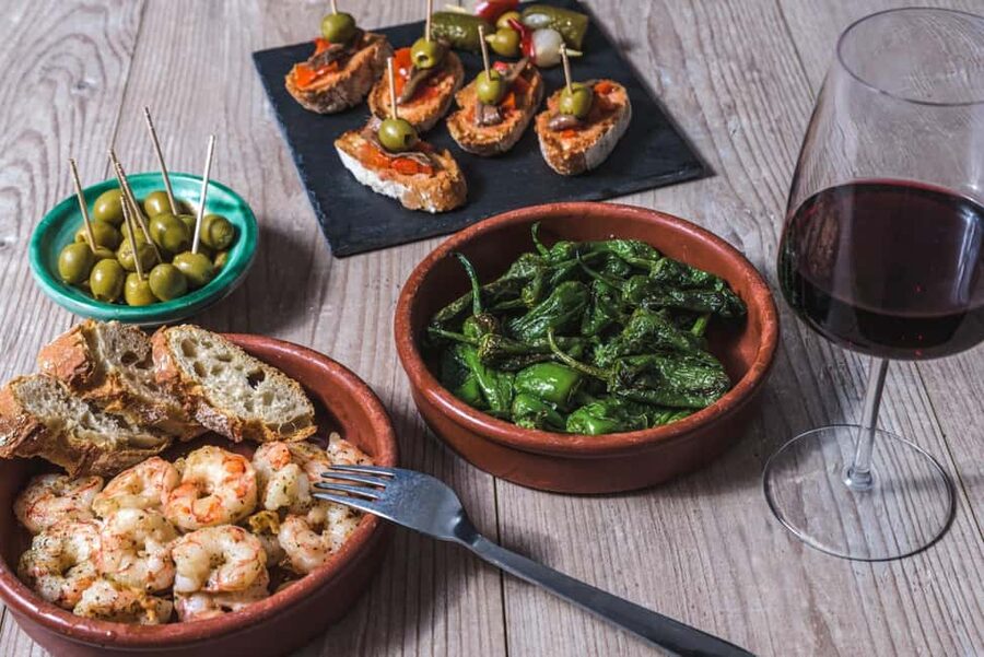 WINE TASTING & TAPAS IN THE HEART OF FARO - Who should book this tapas and wine night